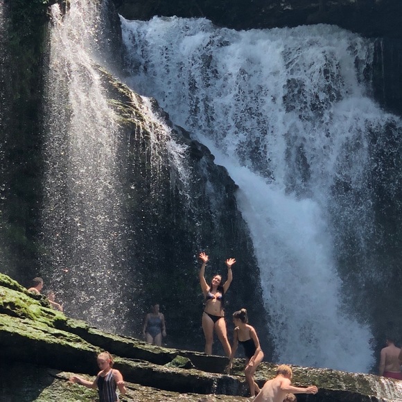 Meet Eli your Seller & Posh Ambassador 💫 - Picture 6 of 8